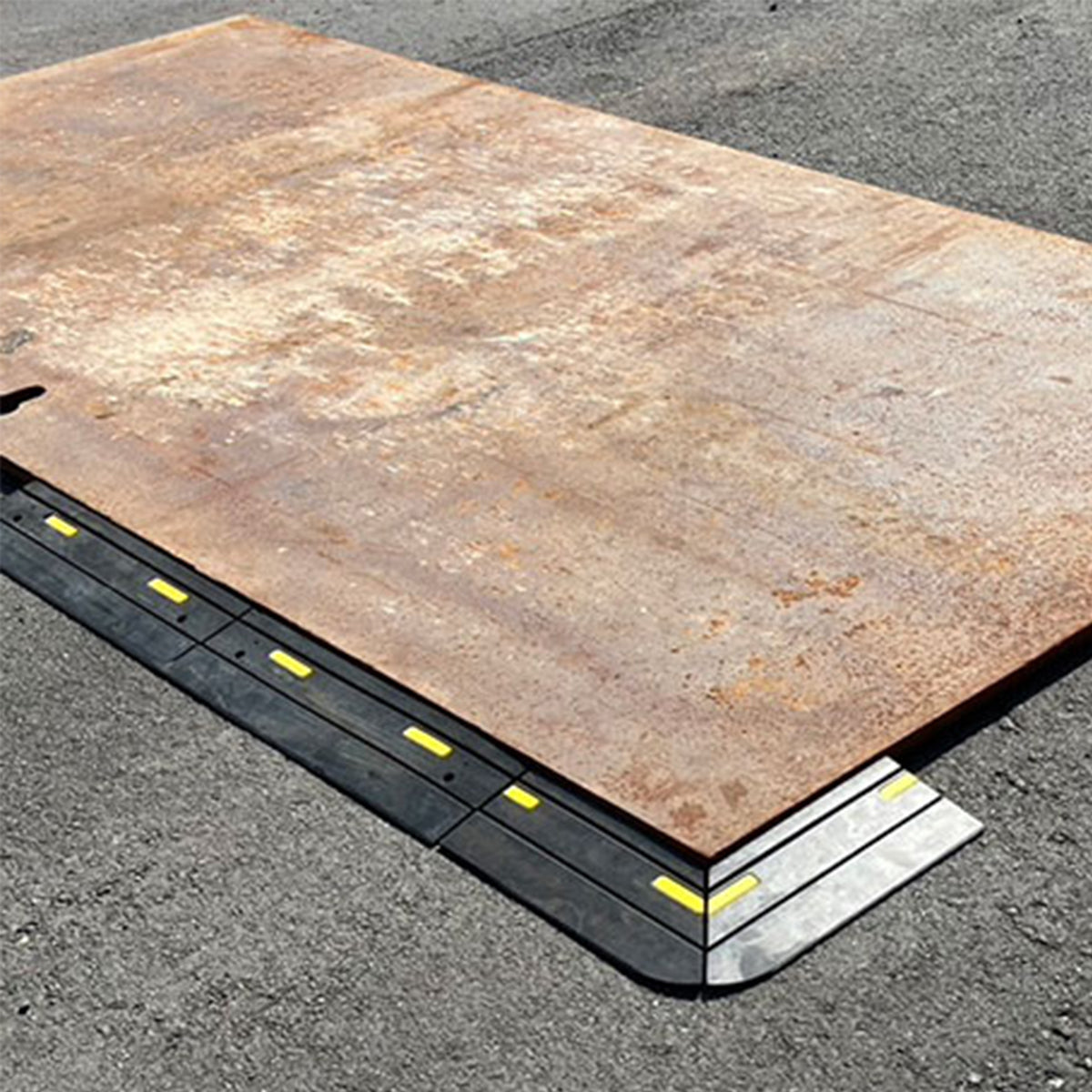 ゴム製スロープ KY段差スルーRコーナー用 L384㎜×W384㎜×D29.5㎜