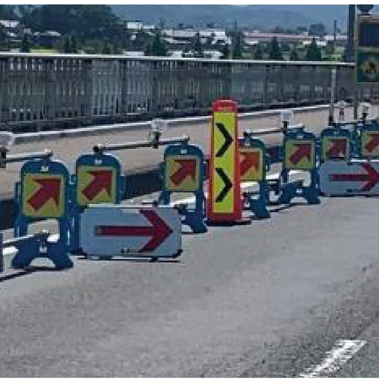 【レンタル】矢印板 シェブロン表示板(ライムイエロー) ウェイトセット