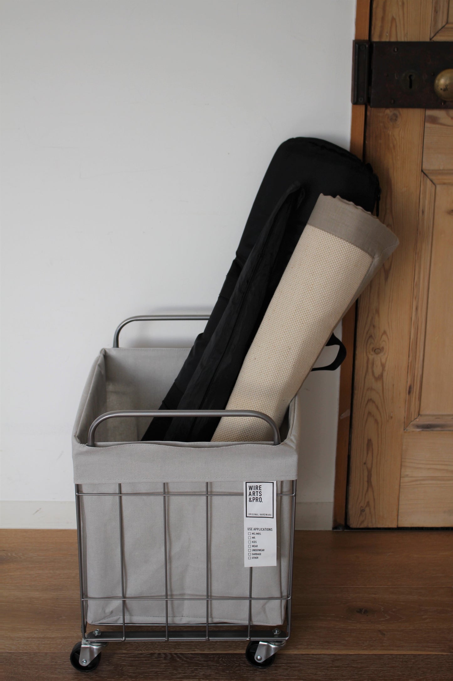 折りたたみ可能ランドリーバスケット/ワイド キャスター付き 40L ダークグレー