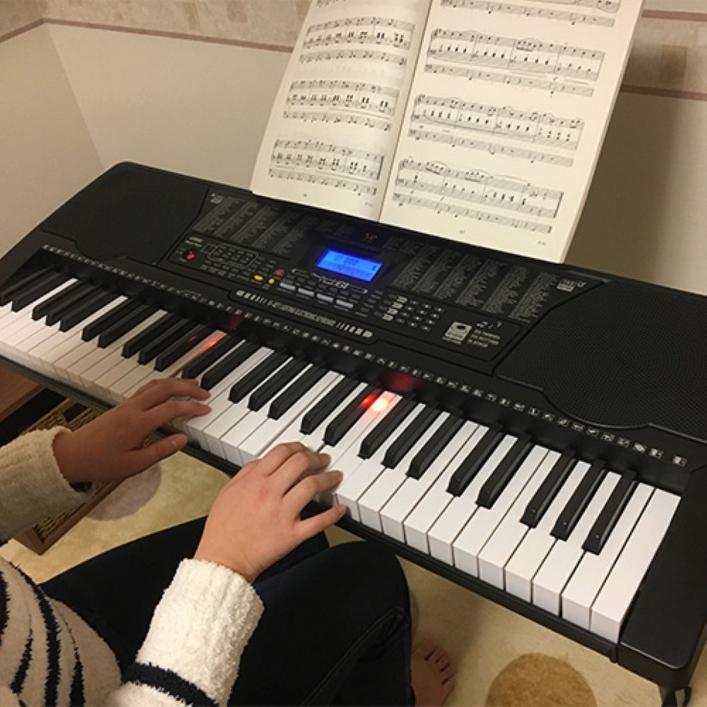 61キー電子キーボード 発光キー ガイド機能 音色リズム255種 電池対応