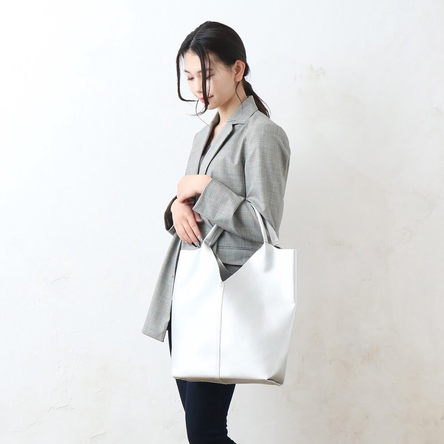 合皮トライアングルカットトート BK