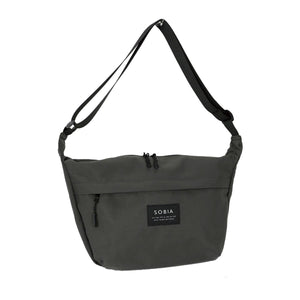 はっ水ナイロン舟形ラージショルダー BK