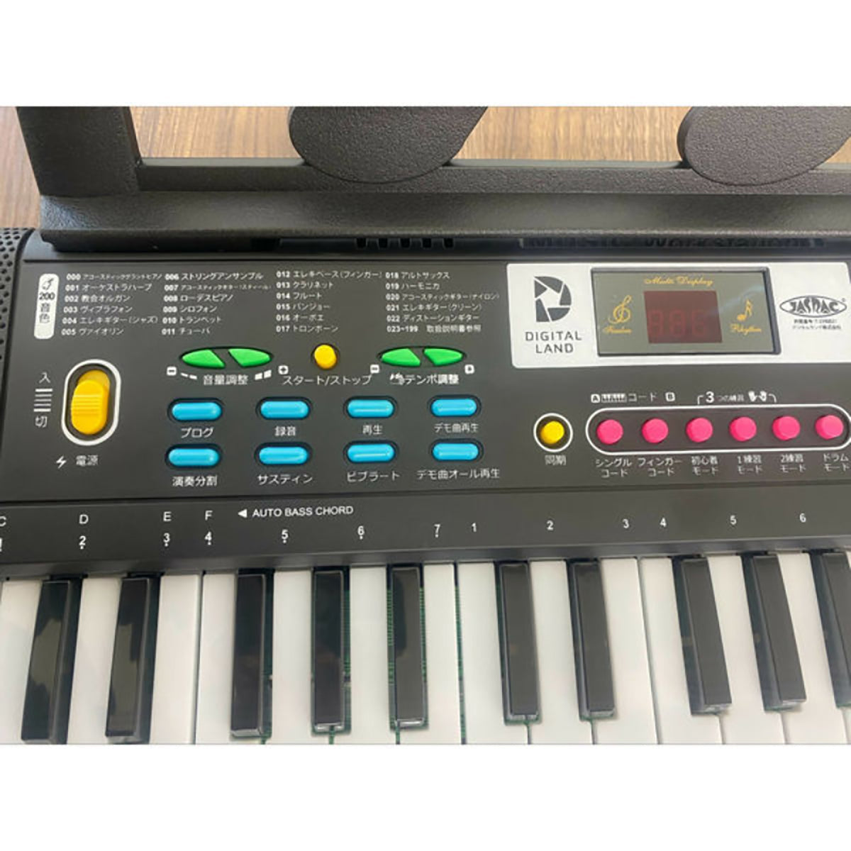 ガイド機能付電子ピアノ 電子ピアノ キーボード 61鍵盤 光る鍵盤 初心者向け ガイド機能付き 練習用 子供 大人 簡単 学習 知育 脳トレ 音色200種類 リズム200種類 デモ曲60曲 録音機能 テンポ調整 マイク付き 楽譜スタンド付き USB給電 電池対応 軽量 コンパクト 自宅練習 弾き語り ブラック
