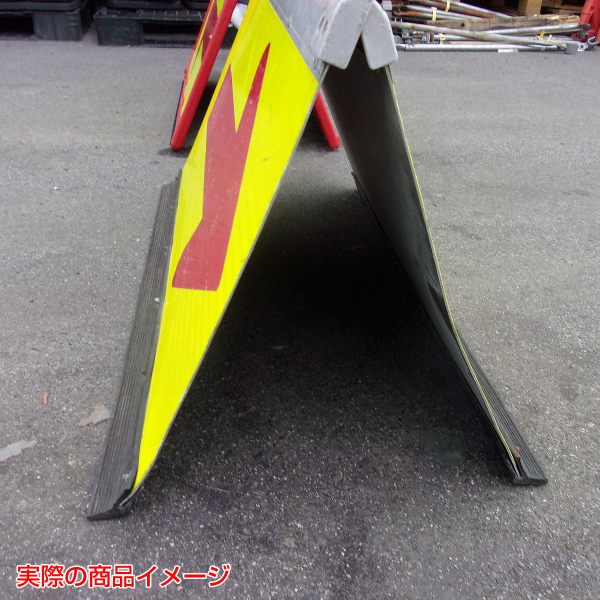 【レンタル】蛍光高輝度二方向矢印板　イエロー・グリーン面　赤矢印