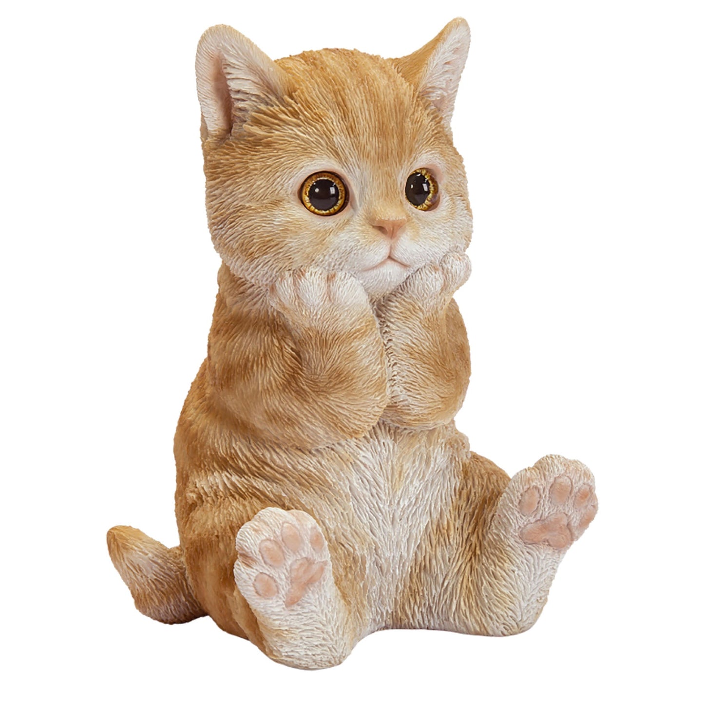 頬杖をつく茶トラ猫