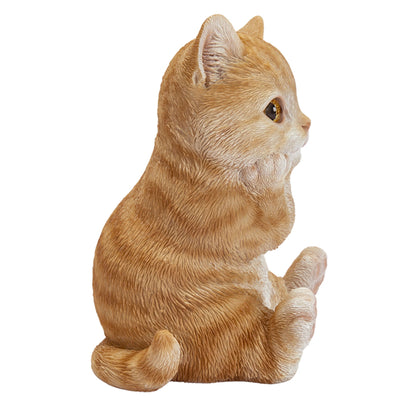 頬杖をつく茶トラ猫