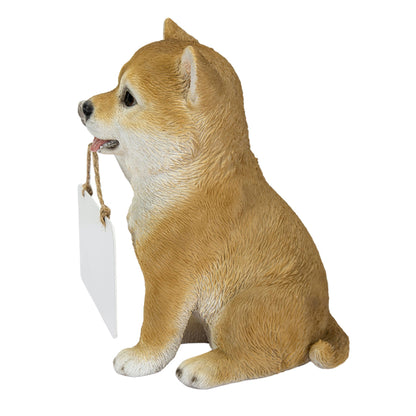 右手でボードを持つ柴犬