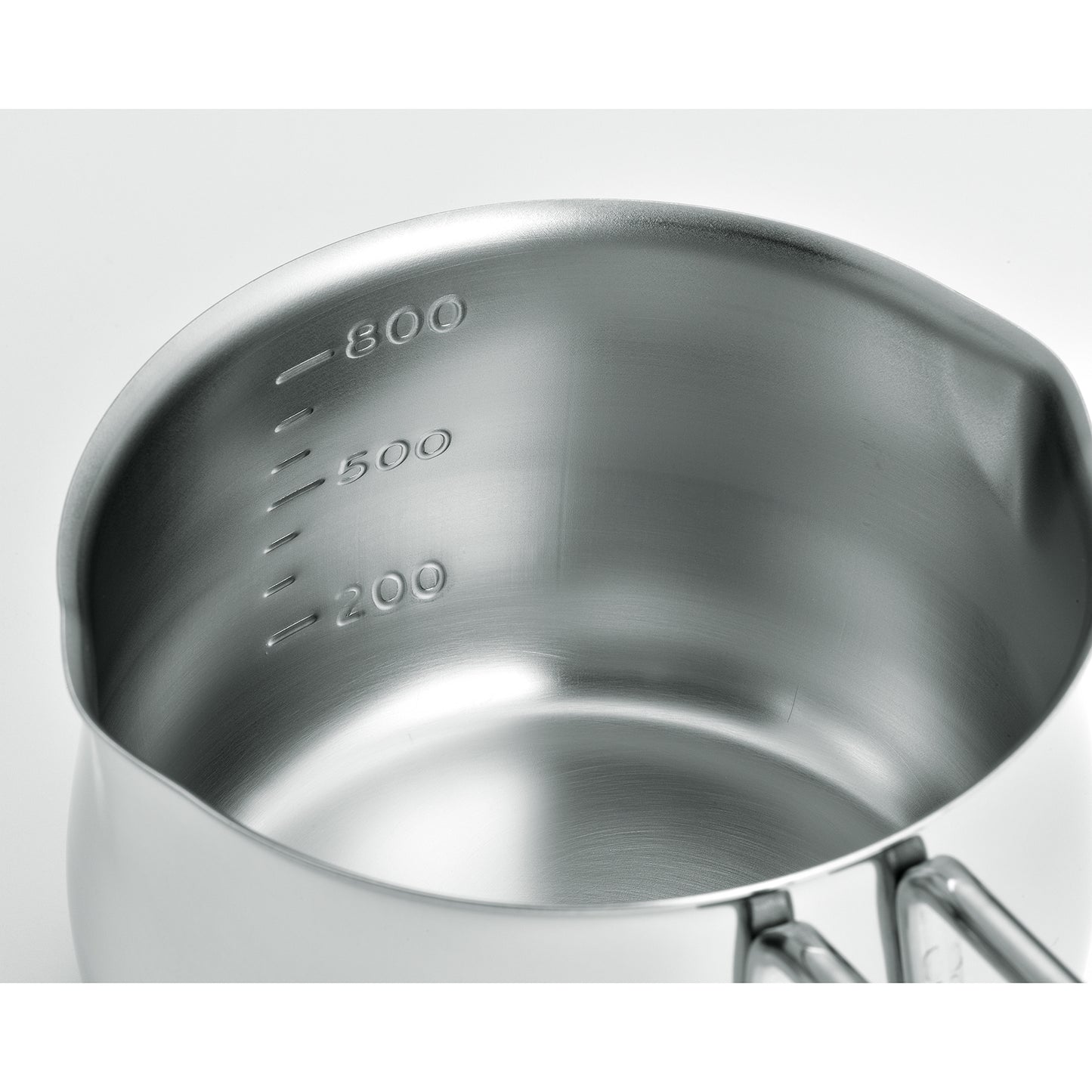 １８－８ステンレス　ミルクパン　８００ｍｌ　（目盛付）