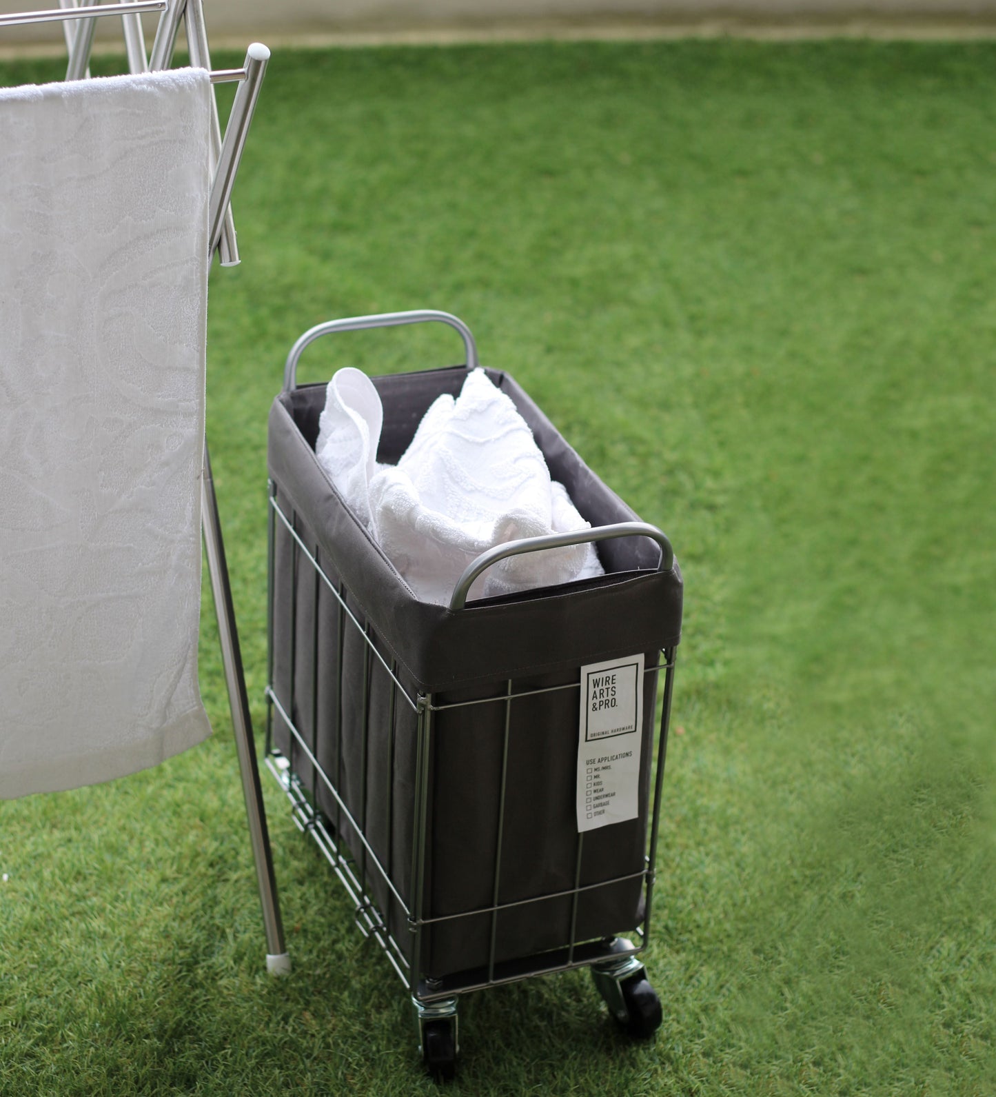 折りたたみ可能ランドリーバスケット　キャスター付き　スクエア　２８Ｌ　ダークグレー