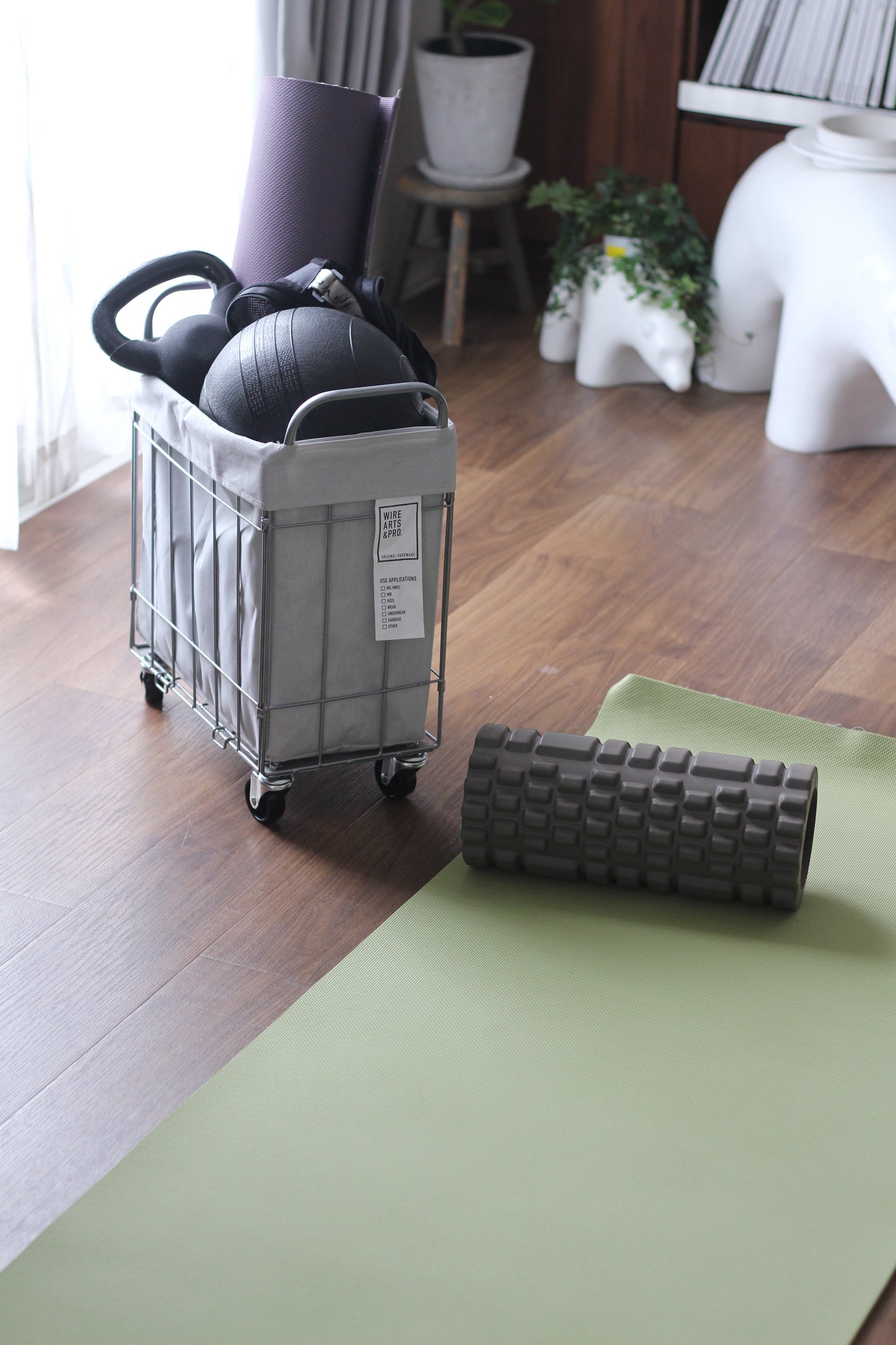 折りたたみ可能ランドリーバスケット　キャスター付き　スクエア　２８Ｌ　ダークグレー