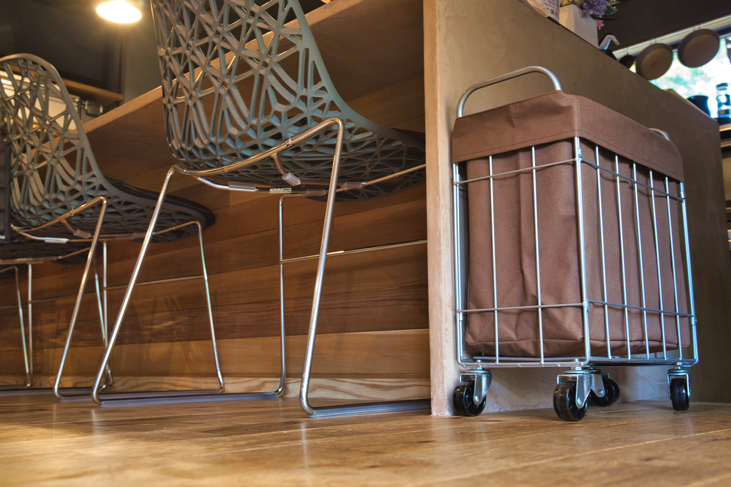 折りたたみ可能ランドリーバスケット　キャスター付き　スクエア　２８Ｌ　ダークグレー