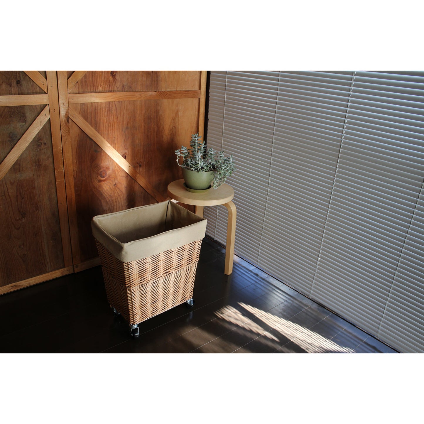 ＷＩＬＬＯＷ　ＬＡＵＮＤＲＹ　ＢＡＳＫＥＴ　Ｗｉｔｈ　ＣＡＳＴＥＲ　３４Ｌ　ＬＧＹ