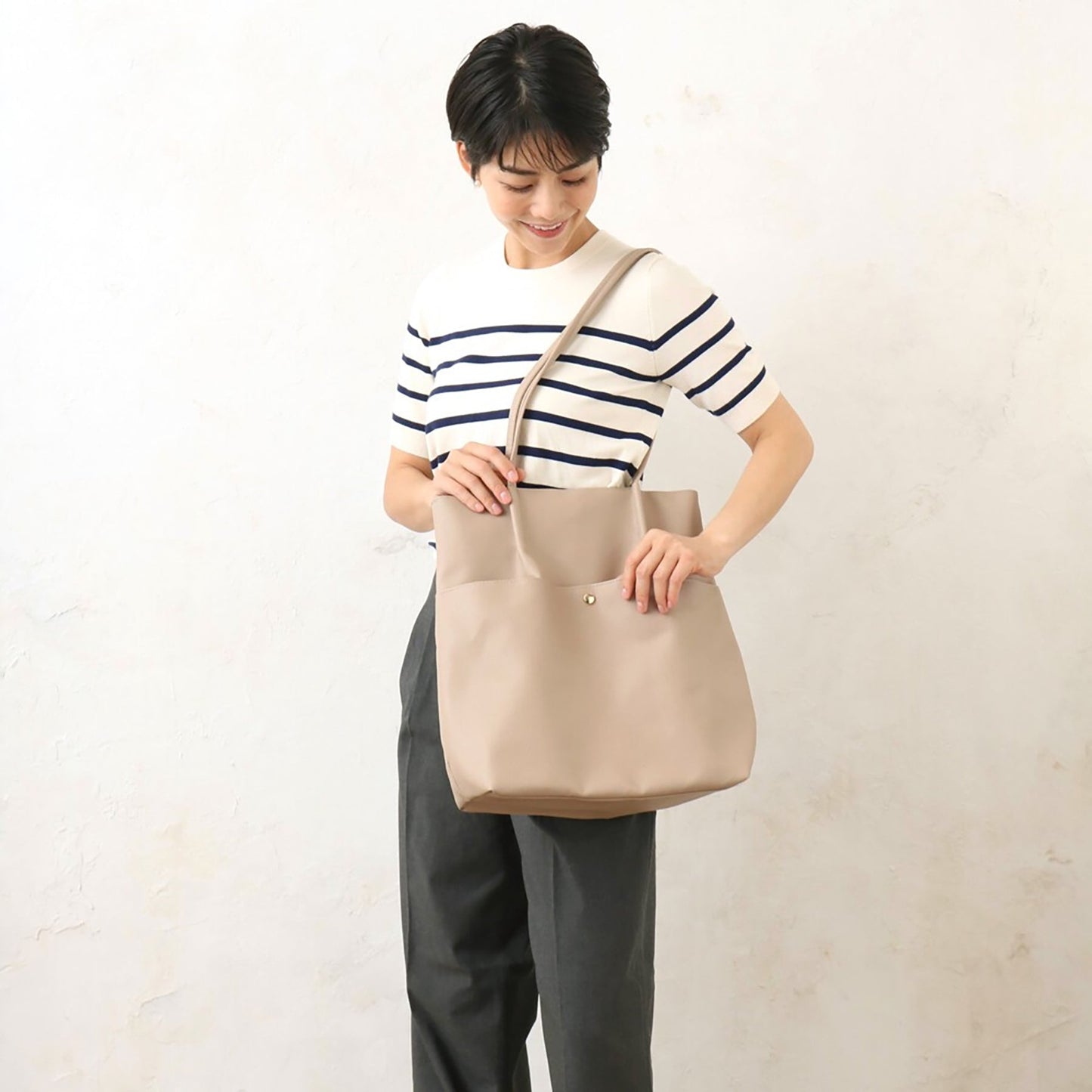 合皮シンプルタックトート　バッグ　ＢＥ