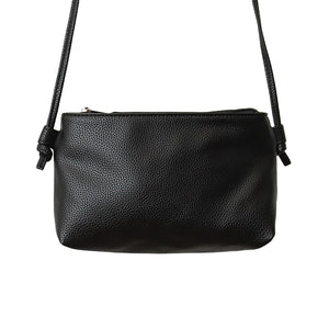 合皮シンプル　あおりポケットショルダー　ＢＫ