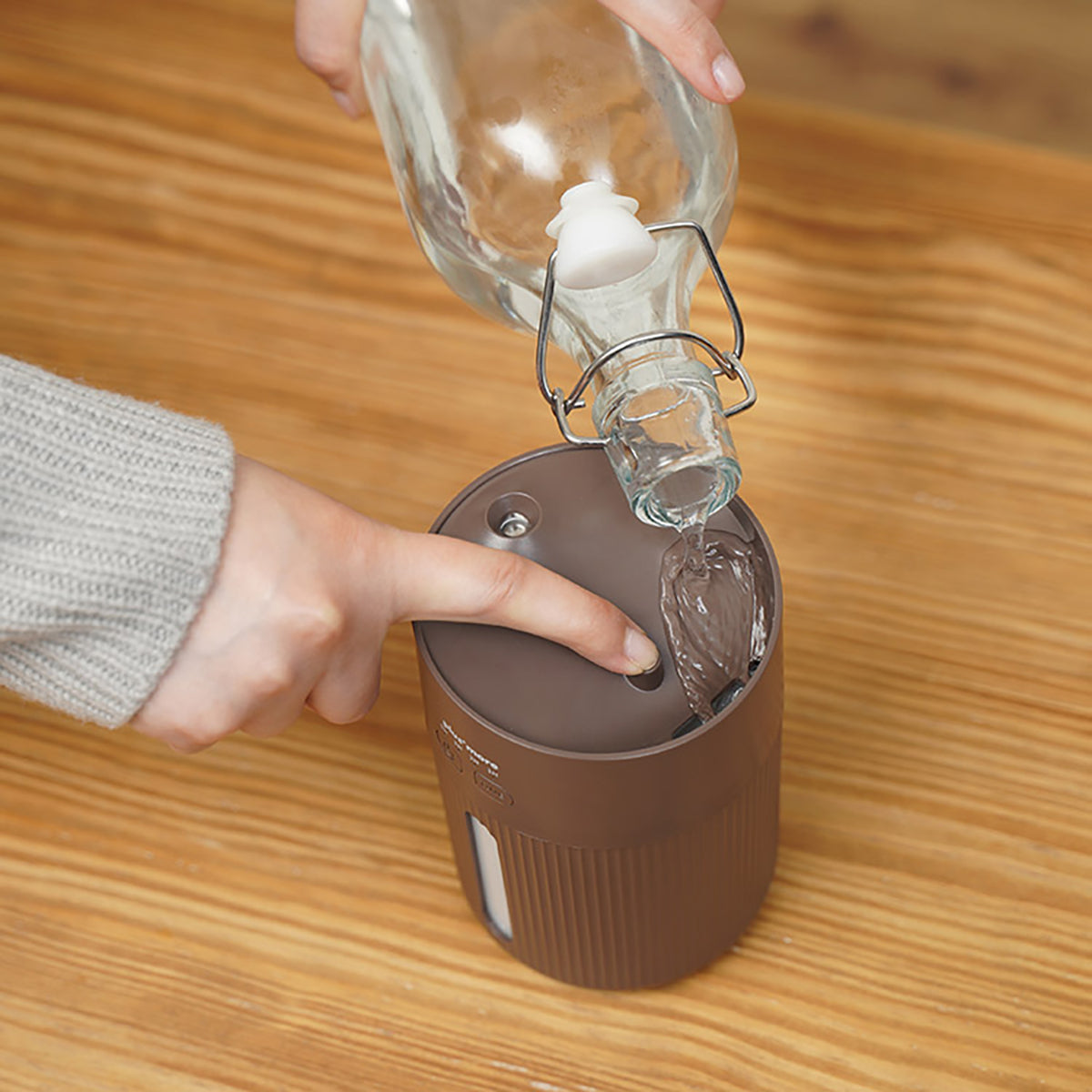 倒れても水がこぼれにくい 充電式コードレス 上部給水 加湿器 ペールレッド