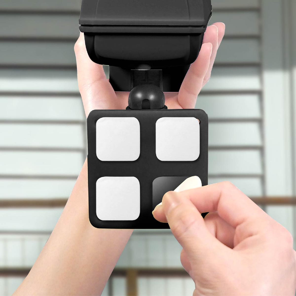 ソーラー充電センサー式　リアル防犯ダミーカメラ