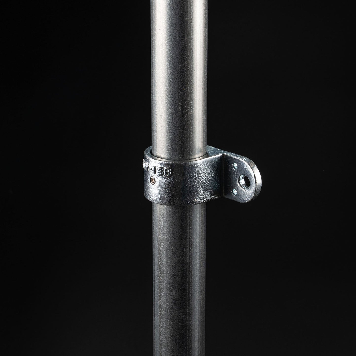 単管用ジョイント金具　Kタイプ　シングル羽根付き　板留