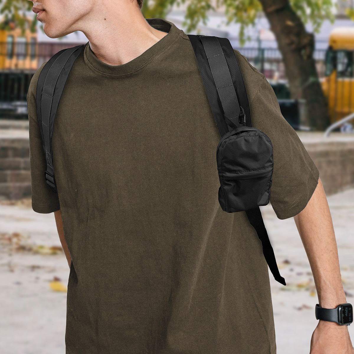 手のひらサイズになる折り畳みリュック　カーキ