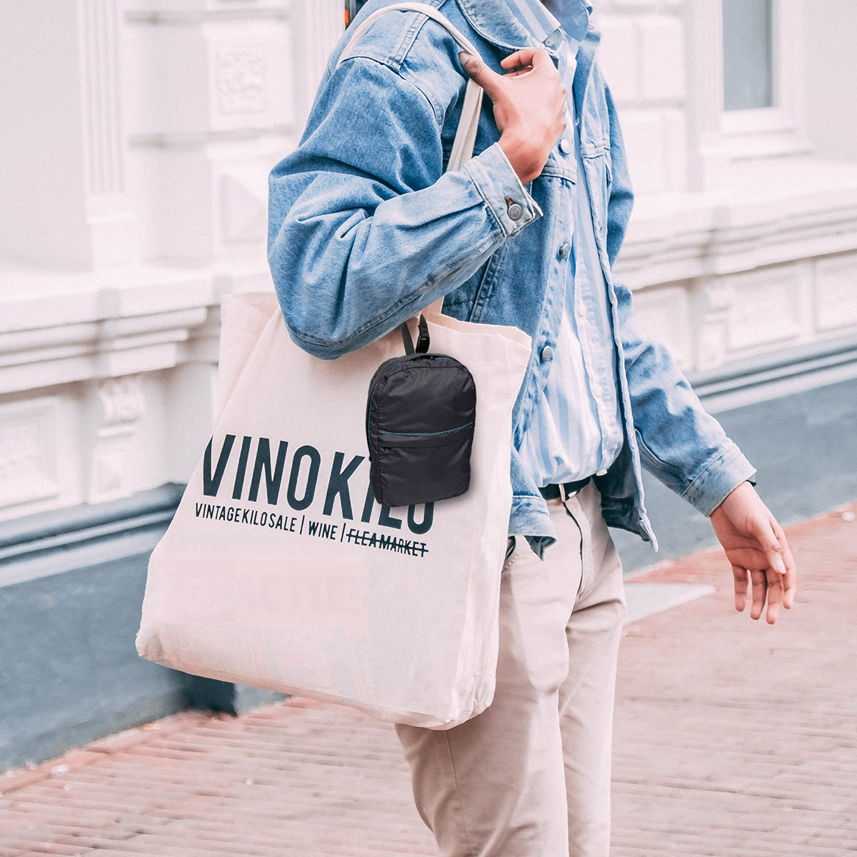 手のひらサイズになる折り畳みリュック　カーキ