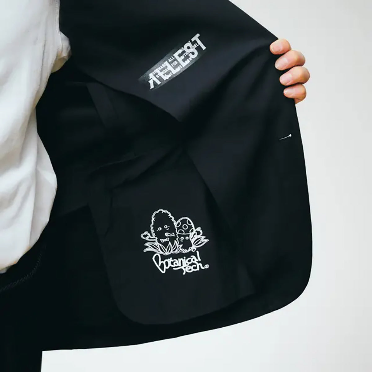 ALLESTサステナブル冬ベルベットタッチスーツ ブラック XS/S/M/L/XL/XXL スーツ メンズスーツ ラグジュアリースーツ 高級感 ベルベットタッチ 超微起毛 上品 フォーマル ビジネススーツ ストレッチスーツ 快適 スウェット感覚 伸縮性 シワになりにくい 形状回復 吸湿速乾 サステナブル エコ素材 植物由来 とうもろこし原料 Sorona バイオベース 脱炭素 天然貝ボタン 本切羽 肉厚 冬スーツ スマートスタイル 大人コーデ
