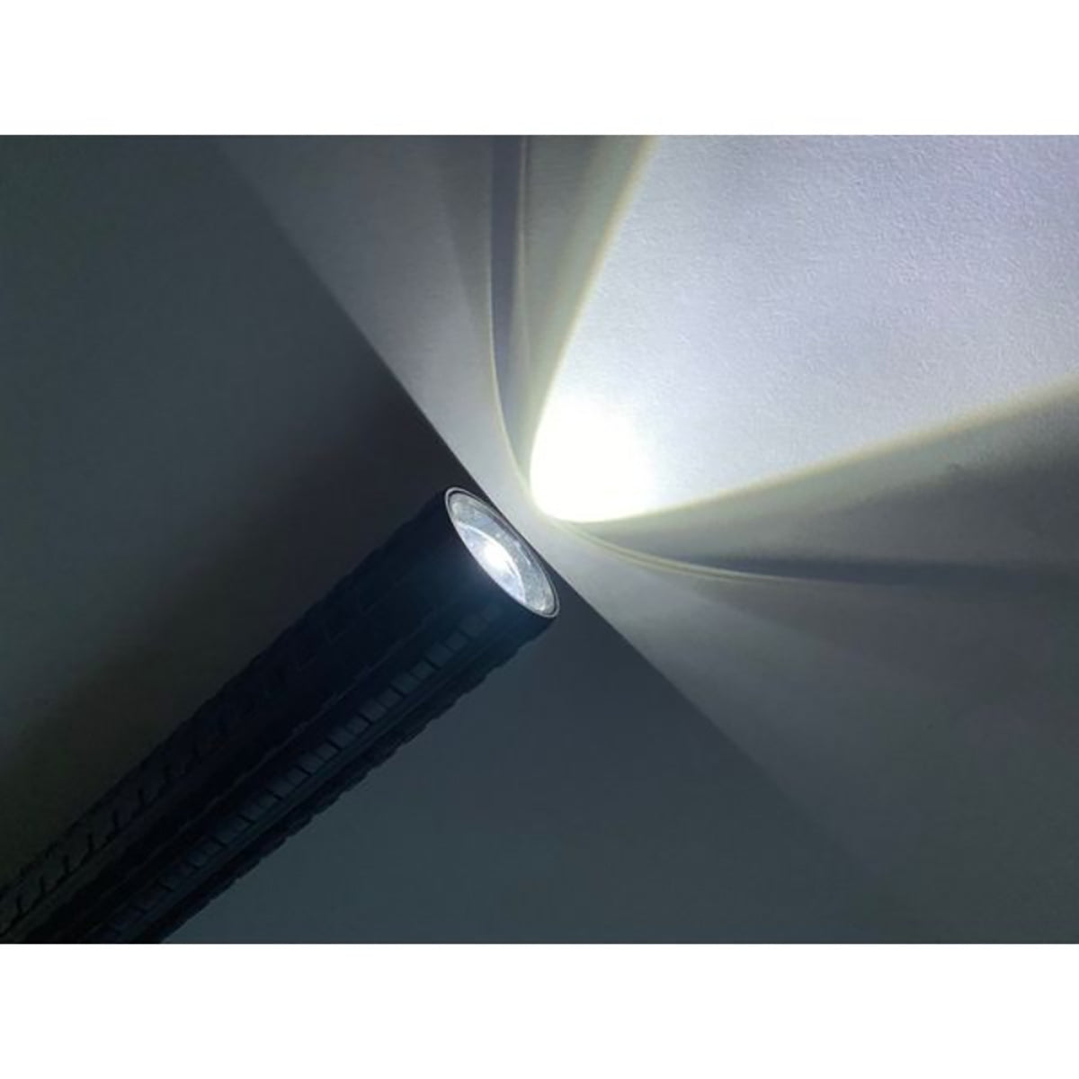 LEDライト付伸縮警棒　護身用 警棒 伸縮警棒 LEDライト 懐中電灯 防犯グッズ 防災グッズ 緊急脱出 ガラス破壊 夜間警備 夜道 安全対策 アウトドア コンパクト 軽量 アルミ製 ズーム機能 点滅ライト 携帯用 多機能ライト