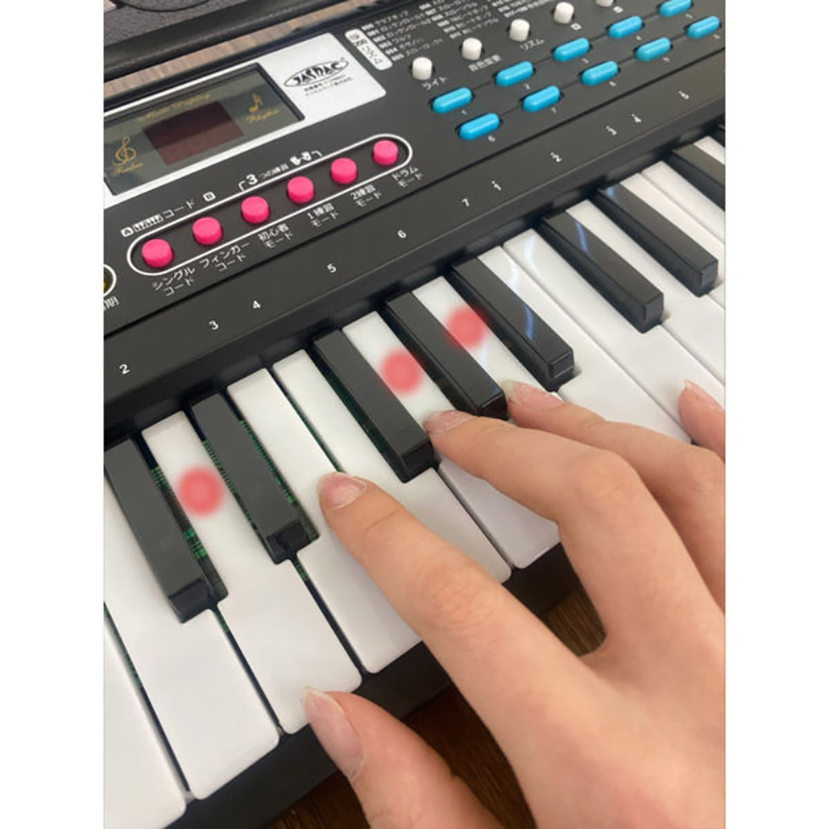ガイド機能付電子ピアノ 電子ピアノ キーボード 61鍵盤 光る鍵盤 初心者向け ガイド機能付き 練習用 子供 大人 簡単 学習 知育 脳トレ 音色200種類 リズム200種類 デモ曲60曲 録音機能 テンポ調整 マイク付き 楽譜スタンド付き USB給電 電池対応 軽量 コンパクト 自宅練習 弾き語り ブラック