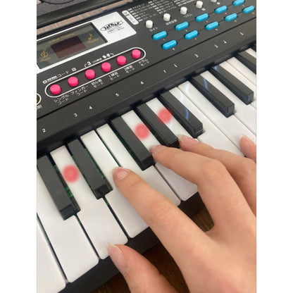 ガイド機能付電子ピアノ 電子ピアノ キーボード 61鍵盤 光る鍵盤 初心者向け ガイド機能付き 練習用 子供 大人 簡単 学習 知育 脳トレ 音色200種類 リズム200種類 デモ曲60曲 録音機能 テンポ調整 マイク付き 楽譜スタンド付き USB給電 電池対応 軽量 コンパクト 自宅練習 弾き語り ブラック