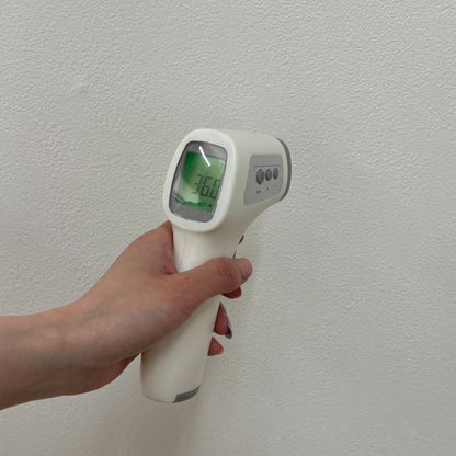 非接触温度計 赤外線 電子温度計 1秒測定 高精度±0.2℃ メモリー機能32回分 3色バックライト 大画面表示