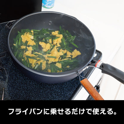 every U. オイルスクリーン 天然木ハンドル (29cm) マットブラック 油はねガード ブラックメッシュで調理が見やすい 天然木 持ち手 熱くなりにくい 軽量 フライパンカバー 揚げ物・炒め物の飛び散り防止 湯切りもできる 29cm 飛び散り防止 ブラックメッシュ 視認性 調理補助 湯切り 軽量 キッチン用品 ステンレスメッシュ フライパン 鍋 泡はね防止 マットブラック 調理器具 キッチングッズ