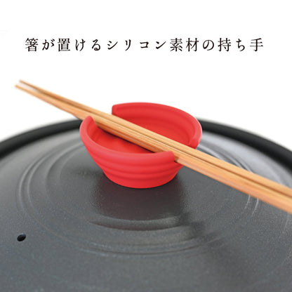 everyU. 和ごころ土鍋 土鍋風 卓上鍋 27cm (3～4人用) IH/ガス火対応 軽い 軽量 シリコン取っ手付き お手入れ簡単 フッ素加工 セラミックコーティング ふっ素樹脂加工 菜箸置き付 割れない PFOAフリー 家庭用鍋 鍋料理 煮込み料理 一人暮らし 二人暮らし シリコン取っ手 安全設計 菜箸置き付き 卓上調理 多用途鍋 PFOAフリー ブラック鍋 キッチン用品