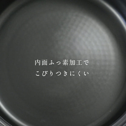 everyU. 和ごころ土鍋 土鍋風 卓上鍋 24cm (2～3人用) IH/ガス火対応 軽い 軽量 シリコン取っ手付き お手入れ簡単 フッ素加工 セラミックコーティング ふっ素樹脂加工 菜箸置き付 割れない PFOAフリー 家庭用鍋 鍋料理 煮込み料理 一人暮らし 二人暮らし シリコン取っ手 安全設計 菜箸置き付き 卓上調理 多用途鍋 PFOAフリー ブラック鍋 キッチン用品